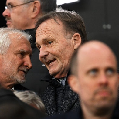 DFB-Sportdirektor Rudi Völler (l) und Hans-Joachim Watzke (r), Sprecher des DFL-Präsidiums, unterhalten sich vor dem Spiel auf der Tribüne