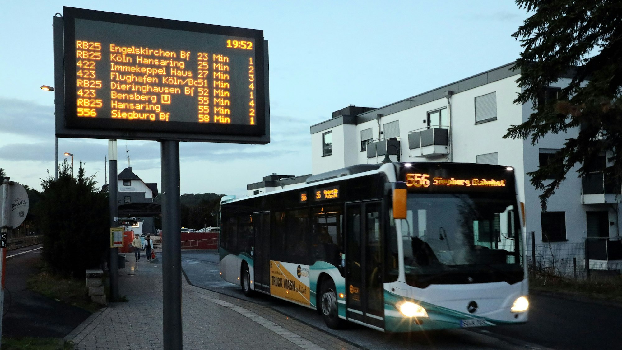 Ein Bus fährt am Busbahnhof in Rösrath.