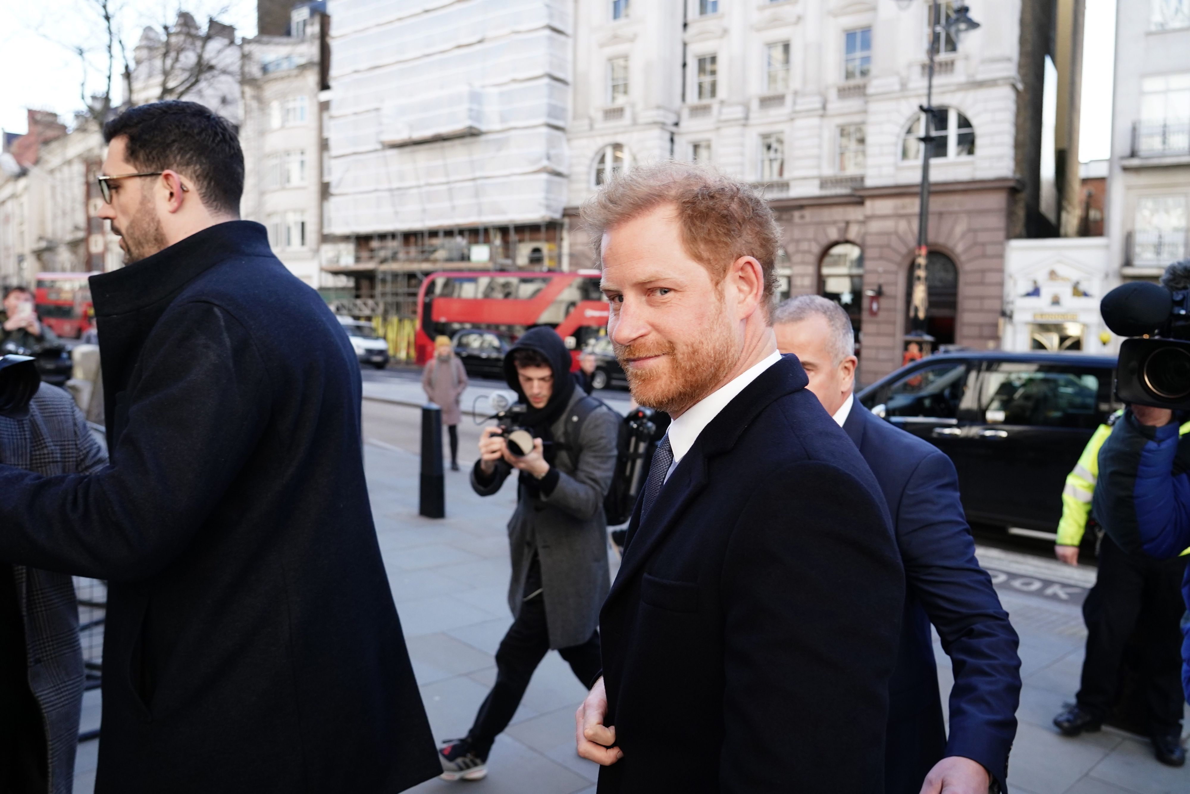 London: Prinz Harry (M), Herzog von Sussex, trifft vor einer Anhörung vor dem Royal Courts Of Justice im Zentrum Londons ein. Er klagt gegen den Verlag Associated Newspapers Limited.