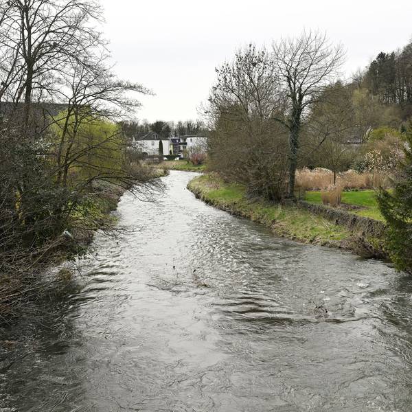 Beim Blick von der Rathausbrücke in Rösrath-Hoffnungsthal sülzabwärts ist das Gebiet des Bebauungsplans auf der rechten Flussseite zu sehen, zwischen Sülz und Hauptstraße.