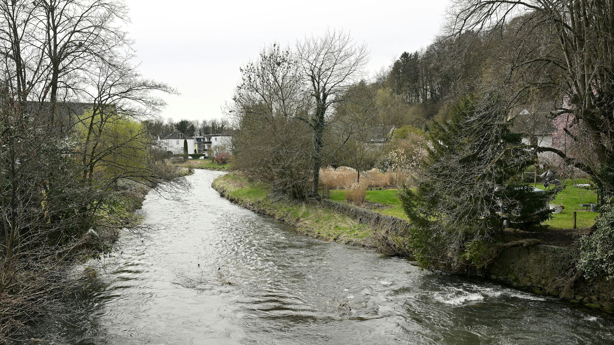 Beim Blick von der Rathausbrücke in Rösrath-Hoffnungsthal sülzabwärts ist das Gebiet des Bebauungsplans auf der rechten Flussseite zu sehen, zwischen Sülz und Hauptstraße.