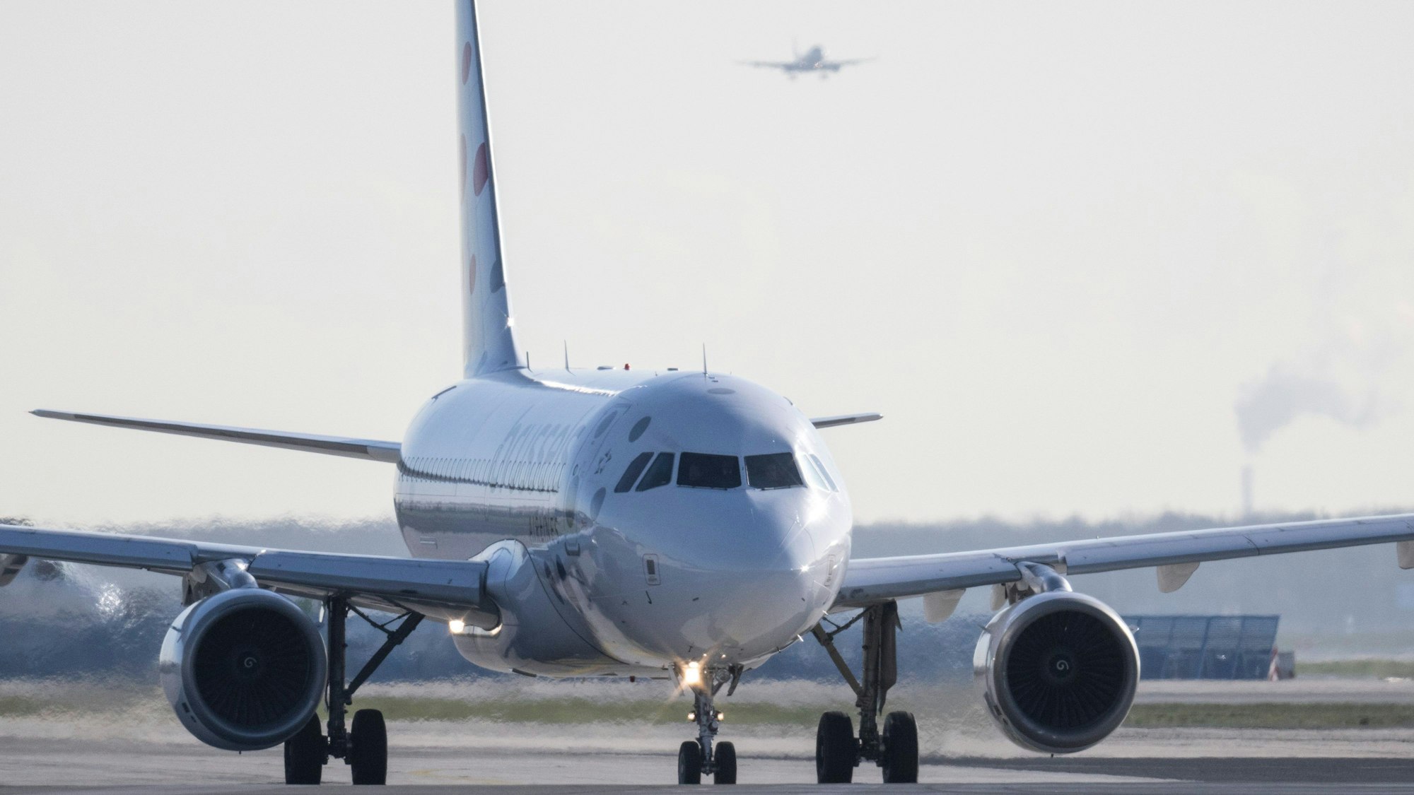Ein Flugzeug rollt auf dem Flughafen Frankfurt zum Start