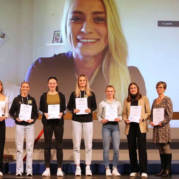 Bühnenszene mit geehrten Sportlerinnen