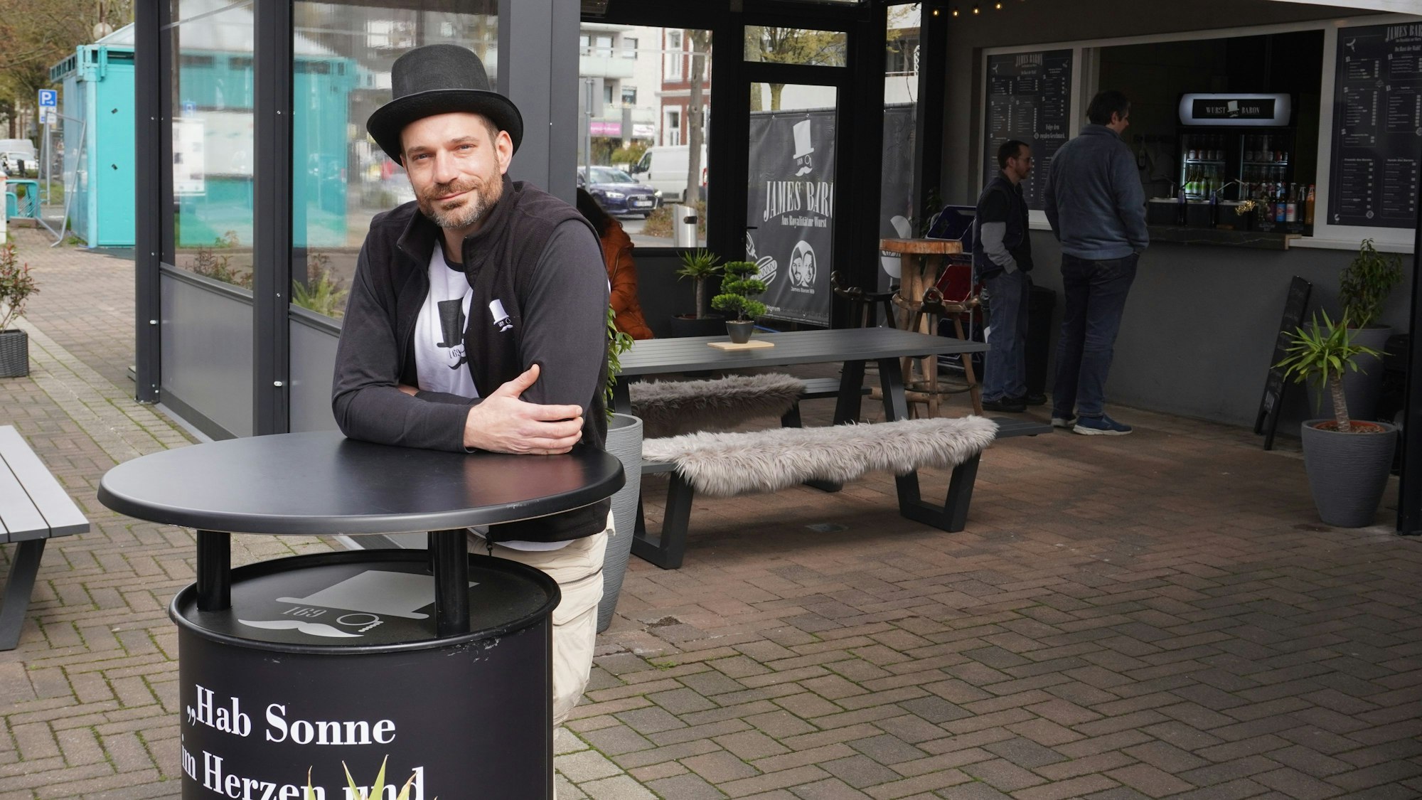 Das Foto zeigt Carsten Goms an einem Stehtisch vor dem James Baron in Kerpen-Horrem.