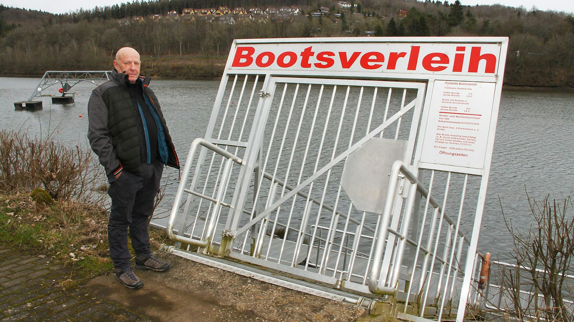 Am verwaisten Steg seines Bootsverleihs am Kronenburger See steht Franz Vilz.
