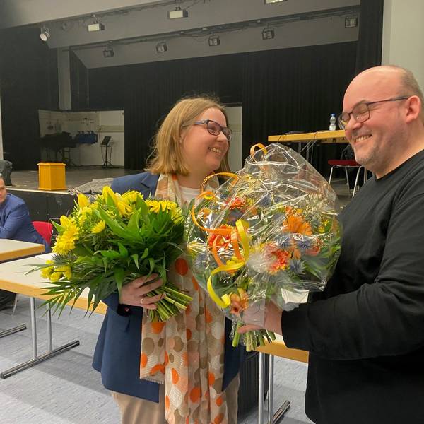 Auf dem Foto ist zu sehen, wie SPD-Fraktionschef Michael Weitz der gerade zuvor gewählten Kerstin Richter einen Blumenstrauß überreichte. Das war im Februar 2023.