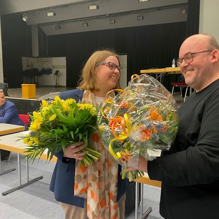 Auf dem Foto ist zu sehen, wie SPD-Fraktionschef Michael Weitz der gerade zuvor gewählten Kerstin Richter einen Blumenstrauß überreichte. Das war im Februar 2023.