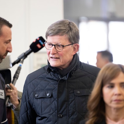 28.03.2023
Köln, NRW
Kardinal Rainer Maria Woelki (2.v.l) wird im Foyer des Landgerichts von einem Justizbeamten zur Sicherheitsschleuse begleitet.