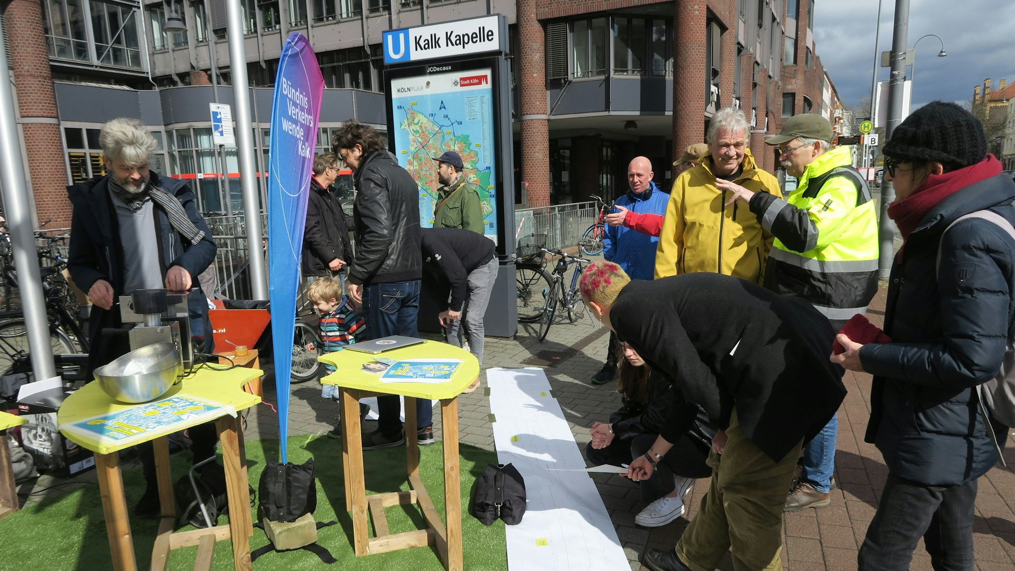 An einem Stand diskutieren Menschen.