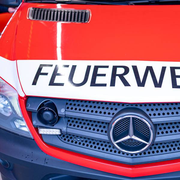 Ein Fahrzeug mit der Aufschrift „Feuerwehr“.