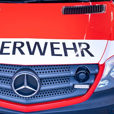 Ein Fahrzeug mit der Aufschrift „Feuerwehr“.