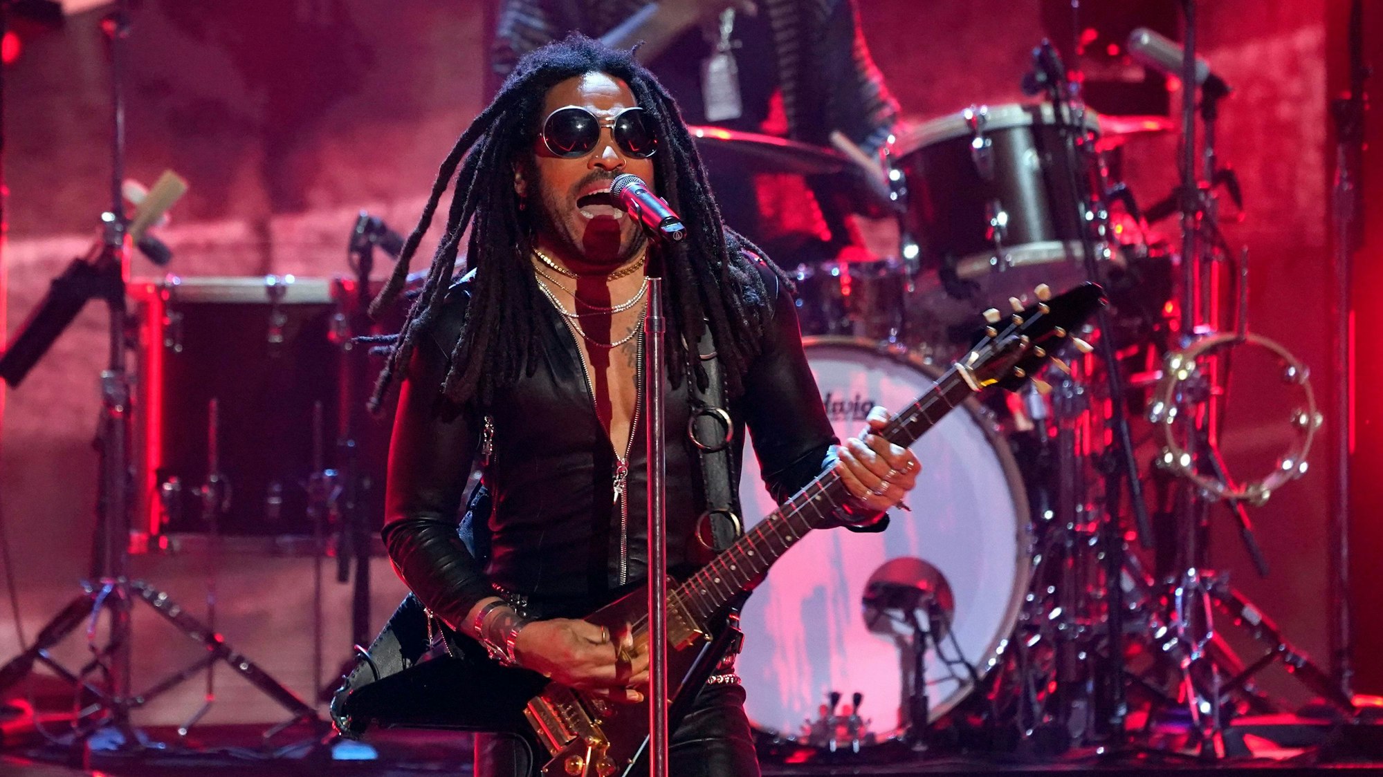 Lenny Kravitz tritt bei den iHeartRadio Music Awards im Dolby Theatre in Los Angeles auf.