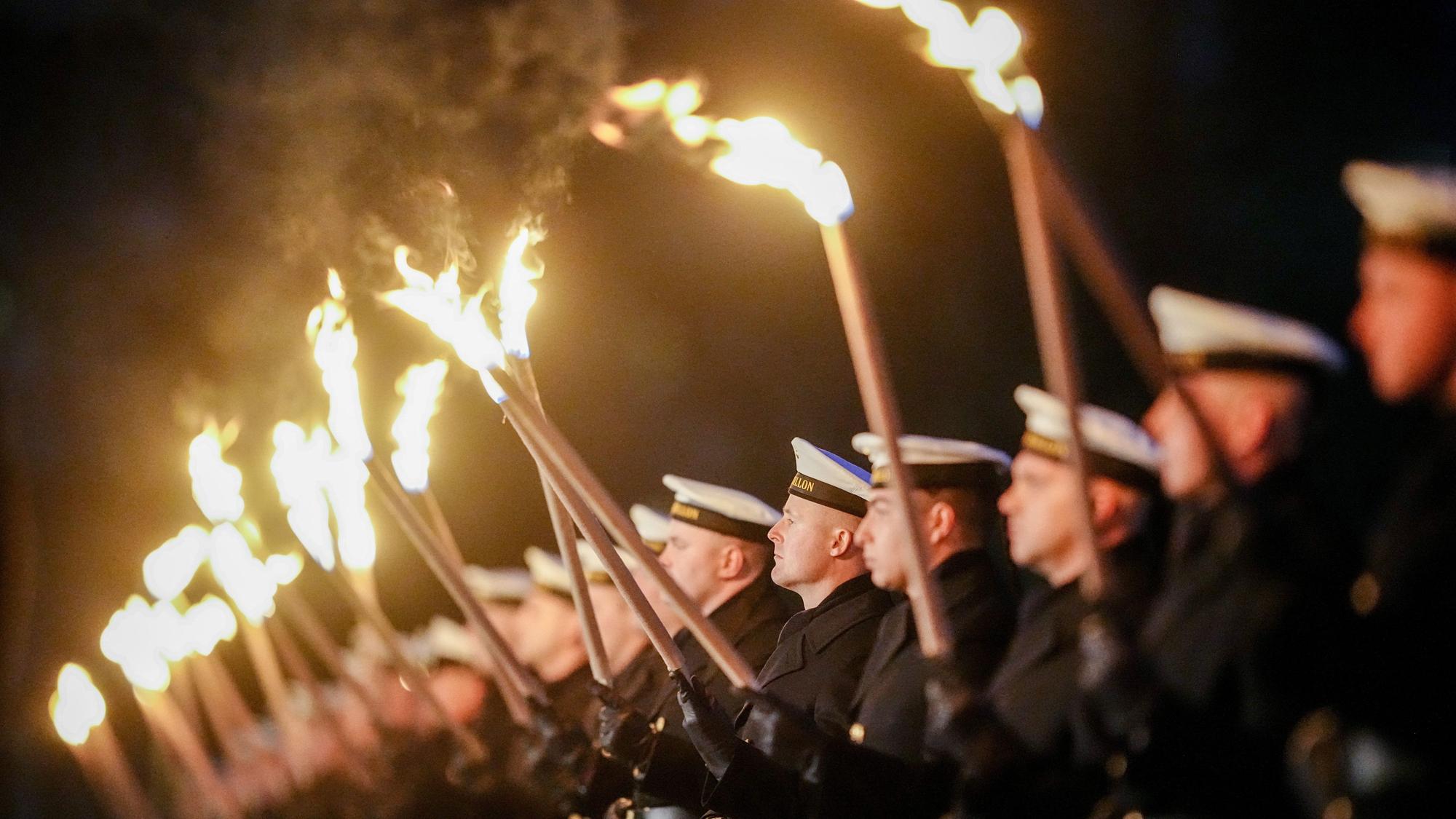 Berlin: Mit Fackeln nehmen Bundeswehrsoldaten des Wachbataillons Aufstellung für die Verabschiedung der früheren Verteidigungsministerin Lambrecht (SPD) mit einem Großem Zapfenstreich.