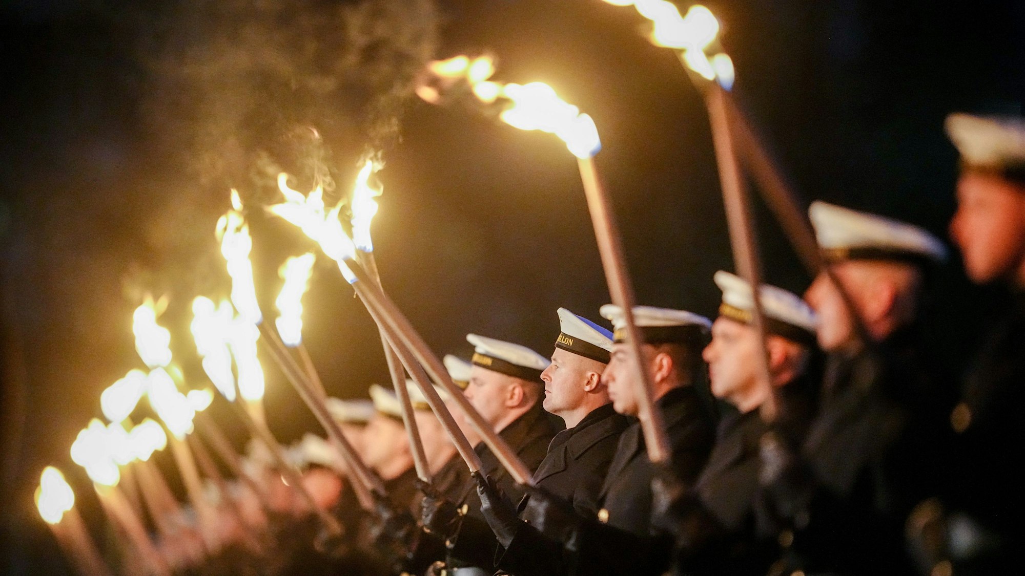 Berlin: Mit Fackeln nehmen Bundeswehrsoldaten des Wachbataillons Aufstellung für die Verabschiedung der früheren Verteidigungsministerin Lambrecht (SPD) mit einem Großem Zapfenstreich.