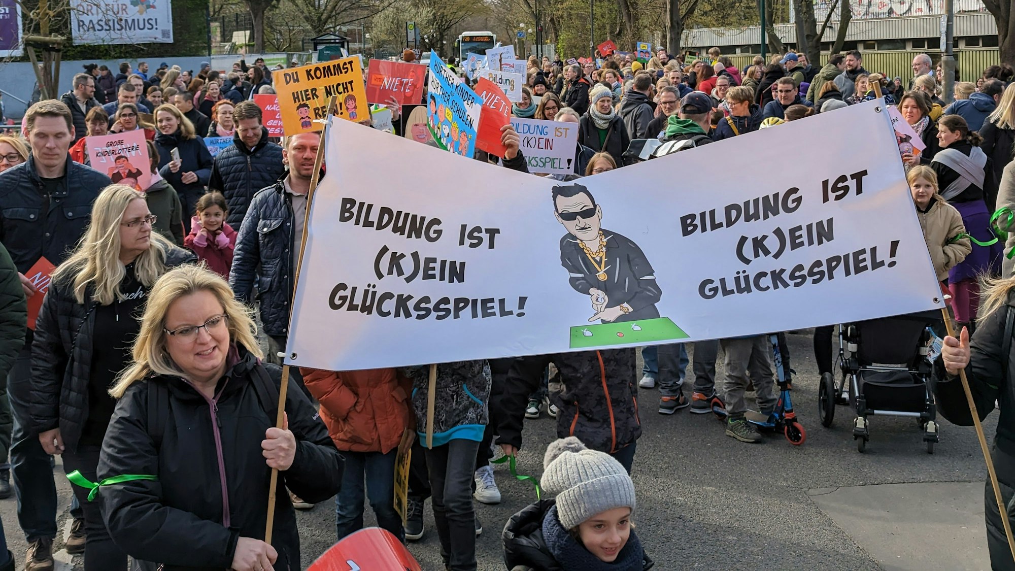 Das Bild zeigt mehrere Demonstranten mit Plakaten auf dem Weg zum Rathaus.