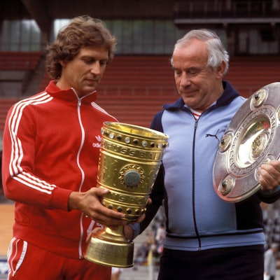 Der Euskirchener Heinz Flohe und Trainer Hennes Weisweiler (r.) gewannen mit dem 1. FC Köln die Meisterschaft und den Pokal.
