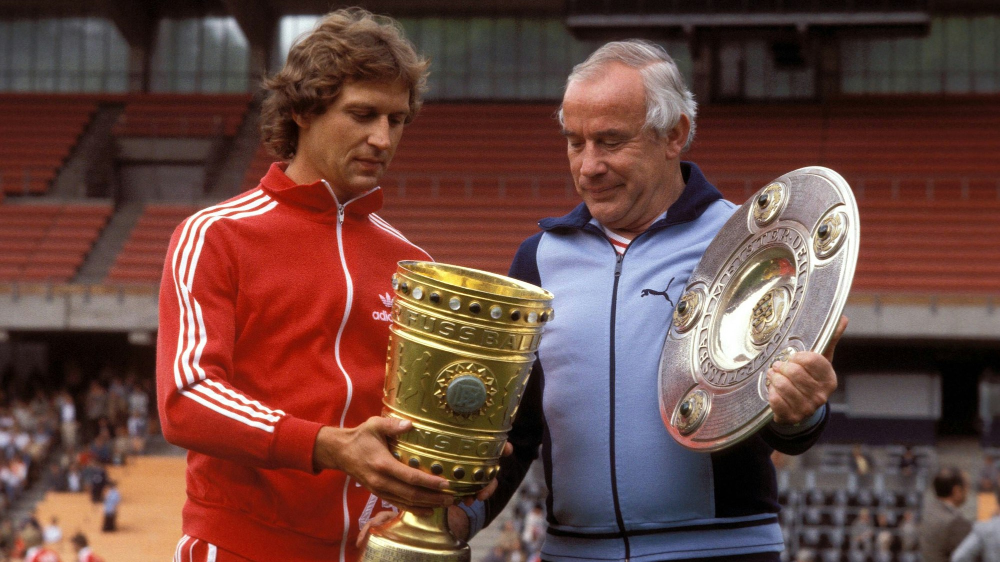 Der Euskirchener Heinz Flohe und Trainer Hennes Weisweiler (r.) gewannen mit dem 1. FC Köln die Meisterschaft und den Pokal.