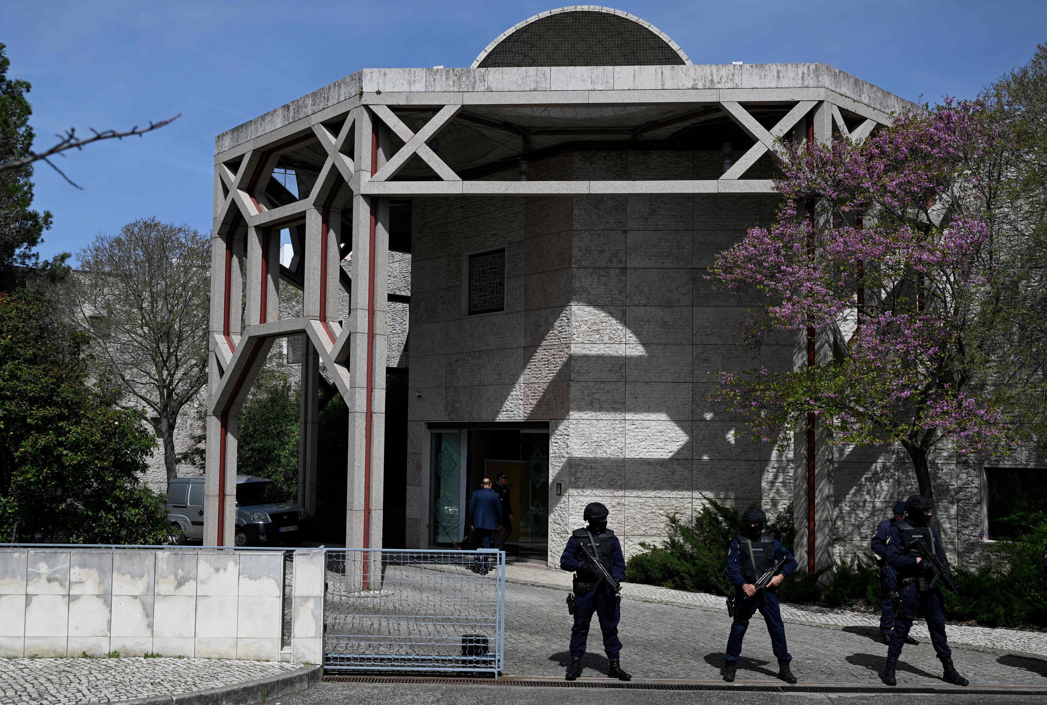 Polizisten stehen vor dem muslimischen Zentrum in Lissabon