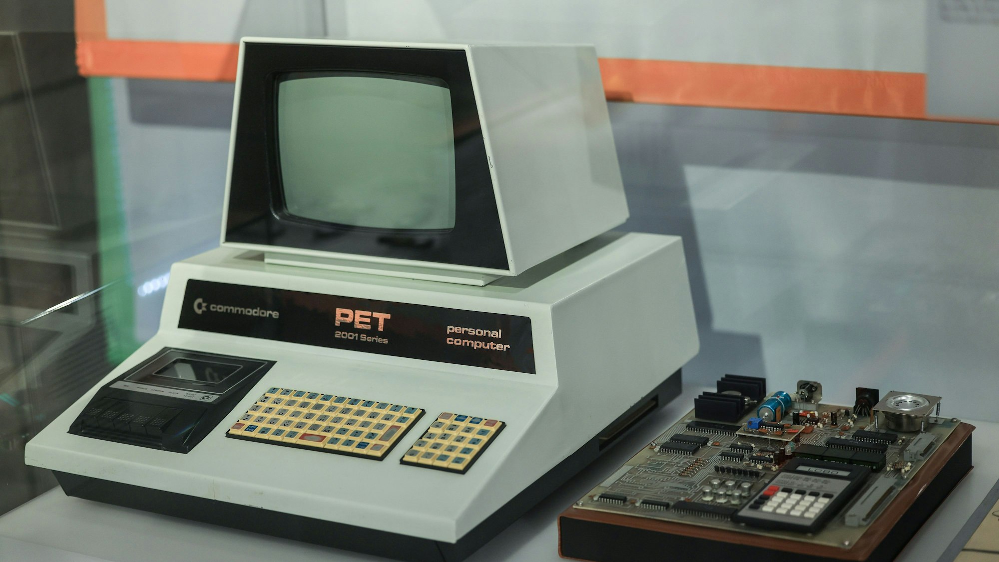 23.03.2023, Nordrhein-Westfalen, Bonn: Ein Commodore Lerncomputer PET steht in einer Vitrine. Mit mehr als 400 Objekten, Fotos und interaktiven Medienstationen beleuchtet das Haus der Geschichte die Entwicklung der Digitalisierung.