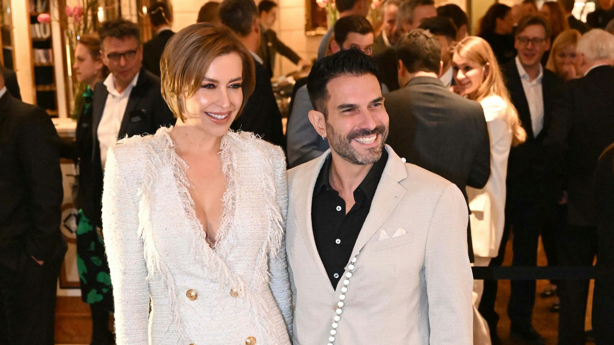 Marc Terenzi und Verena Kerth stehen vor der Gala zur Verleihung der Best Brands Awards 2023 im Hotel "Bayerischer Hof" auf dem weißen Teppich. Foto: Felix Hörhager/dpa +++ dpa-Bildfunk +++