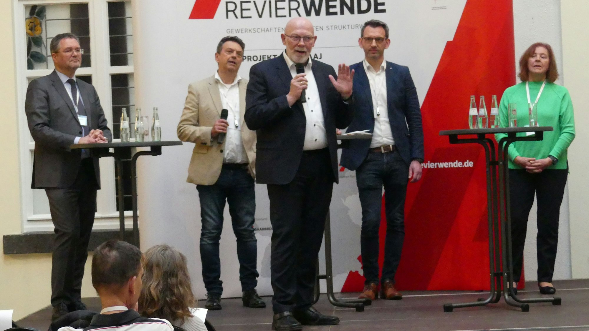 Auf dem Foto sind die Teilnehmer einer Podiumsdiskussion in Bedburg zum Strukturwandel im Rheinischen Revier zu sehen.