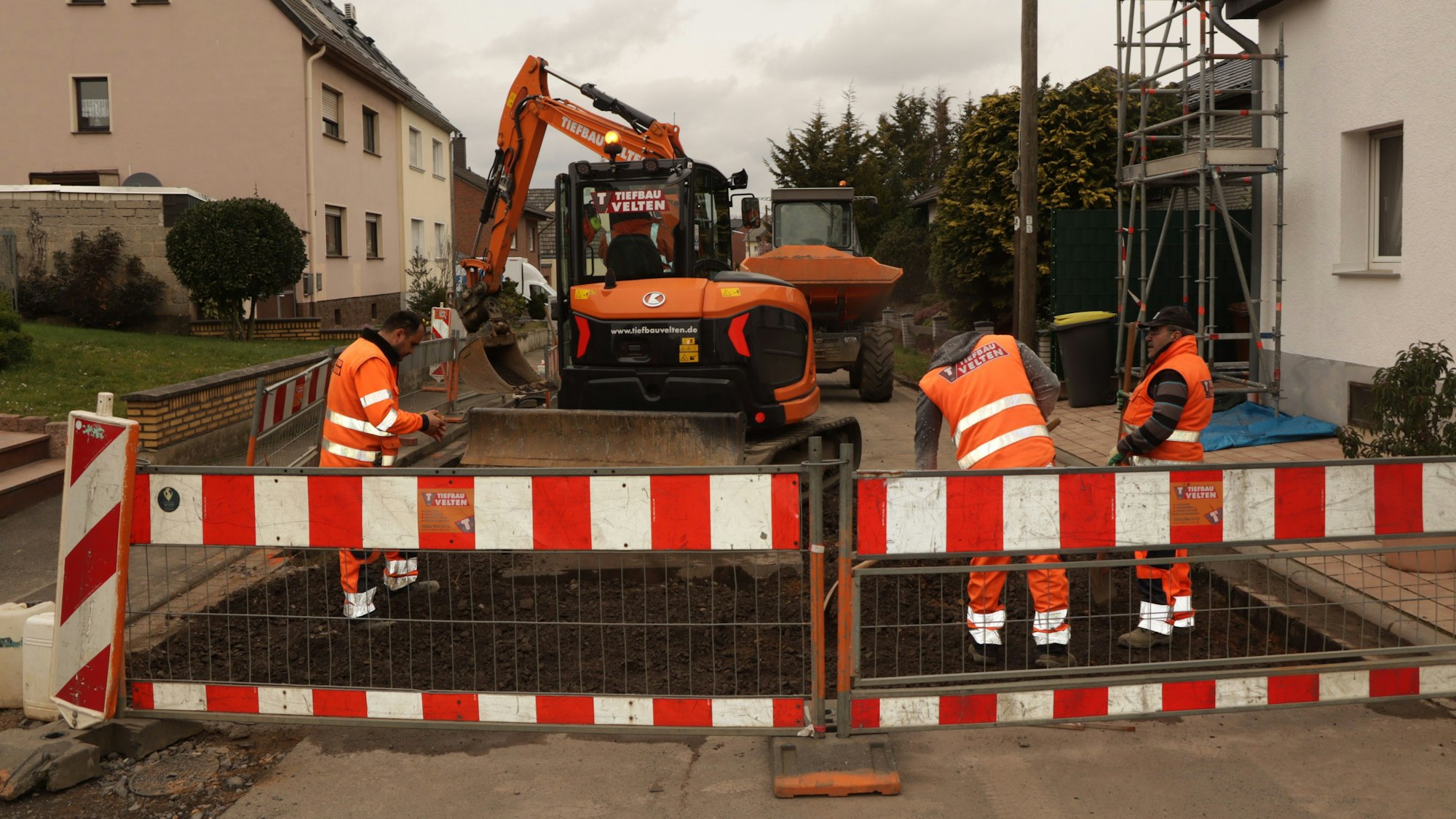 28.03.2023: Die Wanderbaustelle in Bornheim-Merten - öfter änderten sich in den vergangenen Monaten die Umleitungswege - die Anwohner mussten sich öfter auf neue Situationen einstellen. Foto: Margret Klose