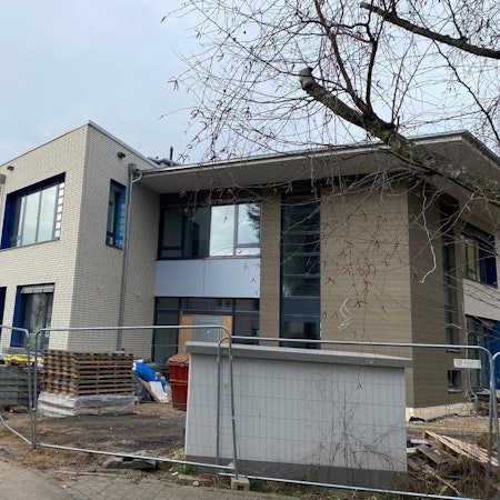 Der Neubau mit Bauzäunen.