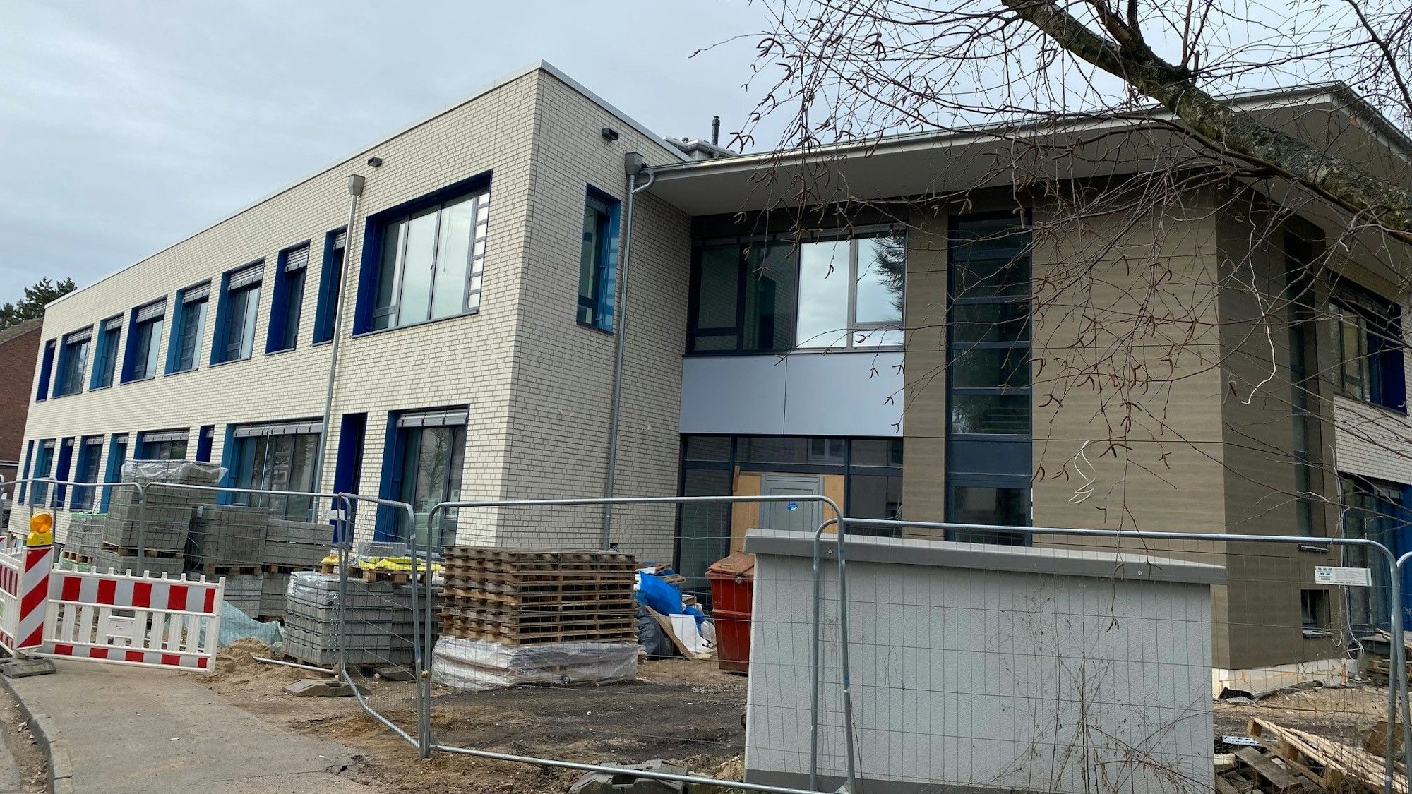 Der Neubau mit Bauzäunen.