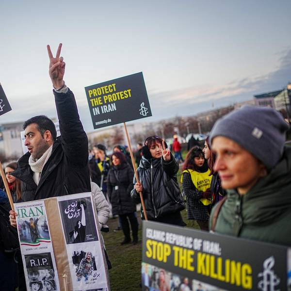 Berlin: Vor dem Bundestag protestieren Teilnehmer im Rahmen einer Solidaritätskundgebung von Amnesty International mit den Protestierenden im Iran.