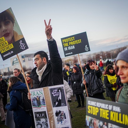 Berlin: Vor dem Bundestag protestieren Teilnehmer im Rahmen einer Solidaritätskundgebung von Amnesty International mit den Protestierenden im Iran.