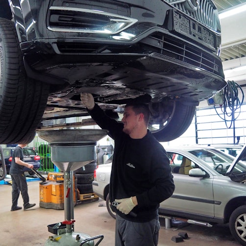 Ein Mechaniker arbeitet an einem Auto.