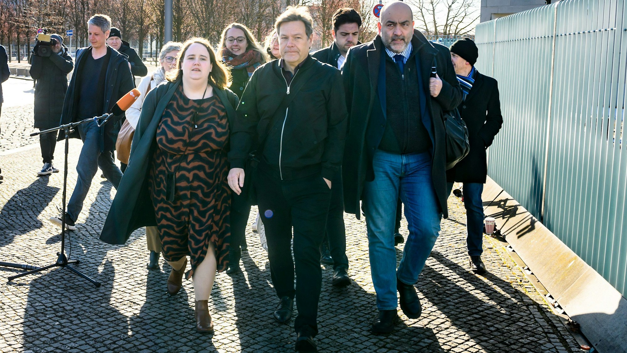 Robert Habeck (Bündnis 90/Die Grünen), Bundesminister für Wirtschaft und Klimaschutz, kommt zusammen mit Ricarda Lang, Bundesvorsitzende von Bündnis 90/Die Grünen, und Omid Nouripour, Bundesvorsitzender von Bündnis 90/Die Grünen, zur Fortsetzung der Sitzung des Koalitionsausschusses im Bundeskanzleramt.