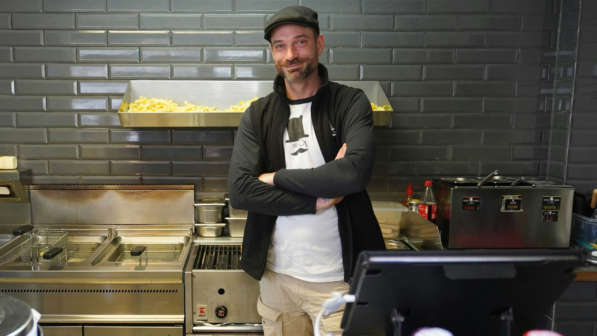 Das Foto zeigt Carsten Goms in der Küche des James-Baron-Imbisses in Kerpen-Horrem.