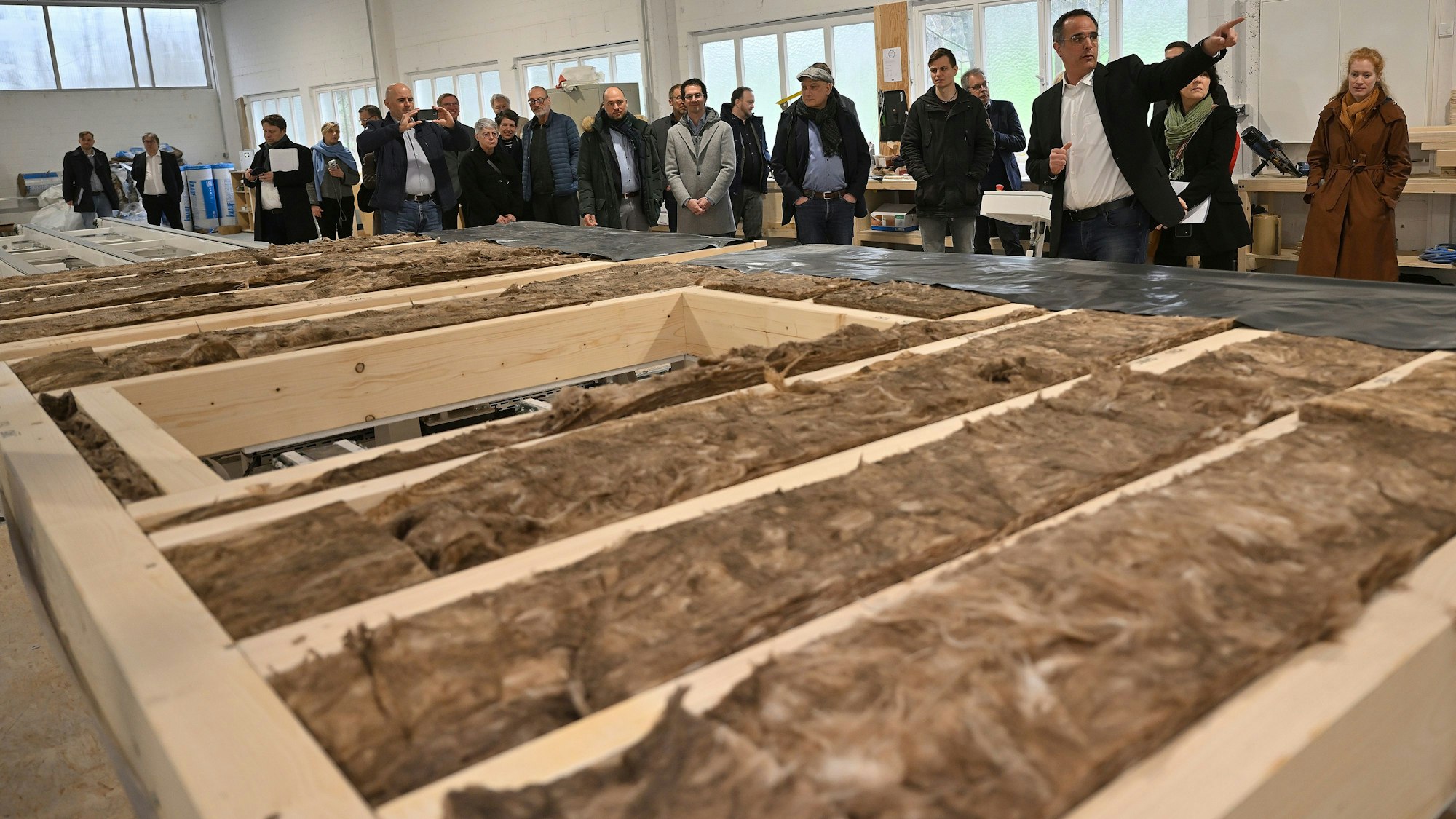 Die Besucher schauten hinter die Kulissen des Fertighausbauers Nordhaus.