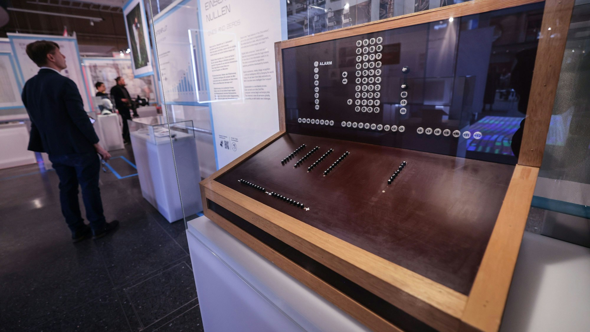 Der Nachbau des ersten Computers von Konrad Zuse steht in einer Vitrine.