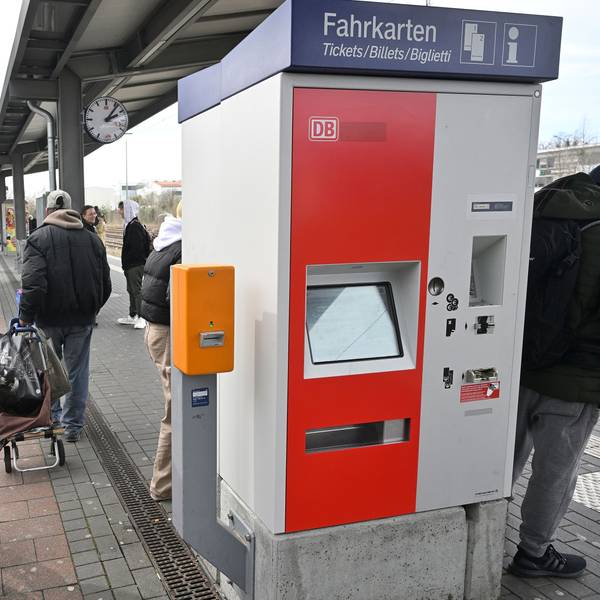 Der S-Bahnhof in Bergisch Gladbach ist mit Graffitis beschmiert.