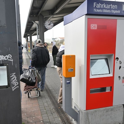 Der S-Bahnhof in Bergisch Gladbach ist mit Graffitis beschmiert.