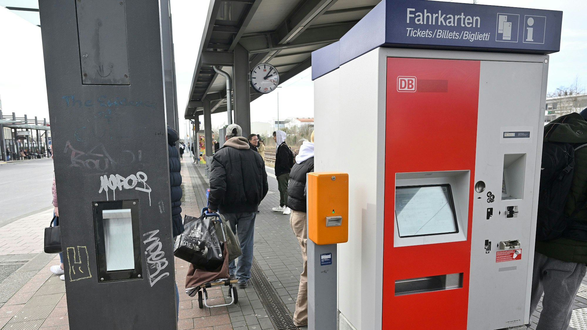Der S-Bahnhof in Bergisch Gladbach ist mit Graffitis beschmiert.