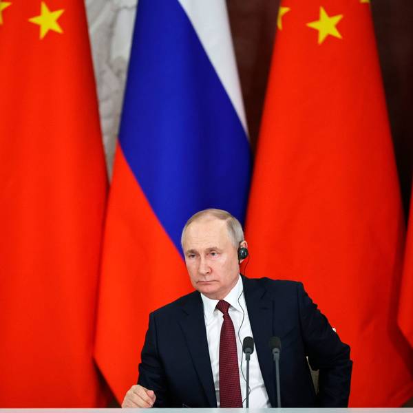 21.03.2023, Russland, Moskau: Wladimir Putin, Präsident von Russland, spricht zu Journalisten nach einer Unterzeichnungszeremonie mit Xi, Präsident von China, nach ihren Gesprächen im Großen Kremlpalast. Putin und Xi haben in Moskau Abkommen für den Ausbau ihrer strategischen Partnerschaft bis 2030 unterzeichnet. Foto: Mikhail Tereshchenko/Sputnik Kremlin Pool via AP/dpa +++ dpa-Bildfunk +++