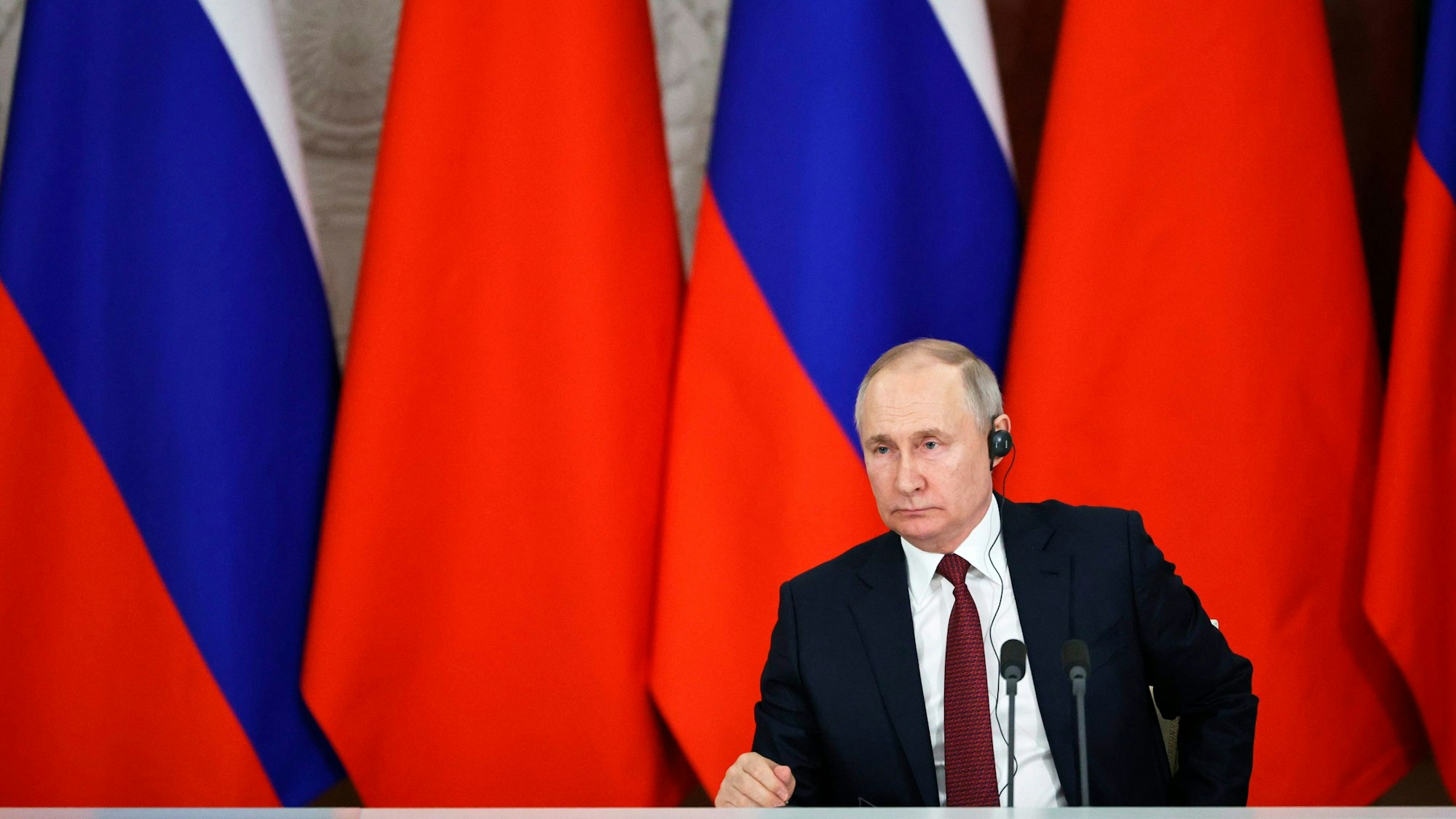 21.03.2023, Russland, Moskau: Wladimir Putin, Präsident von Russland, spricht zu Journalisten nach einer Unterzeichnungszeremonie mit Xi, Präsident von China, nach ihren Gesprächen im Großen Kremlpalast. Putin und Xi haben in Moskau Abkommen für den Ausbau ihrer strategischen Partnerschaft bis 2030 unterzeichnet. Foto: Mikhail Tereshchenko/Sputnik Kremlin Pool via AP/dpa +++ dpa-Bildfunk +++