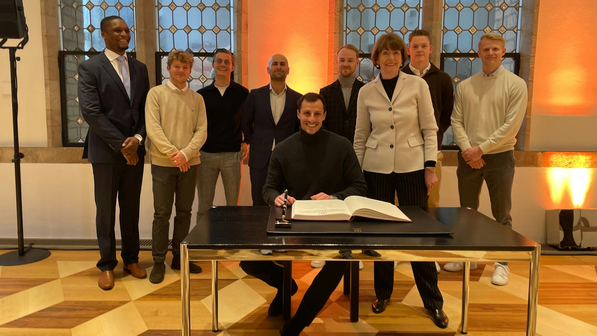 Die Hockes-Nationalmannschaft ist nach ihrem WM-Sieg zu Gast im Rathaus bei Henriette Reker.