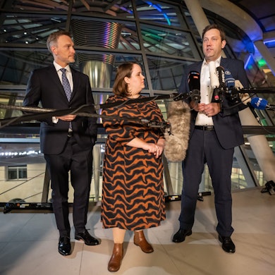 Die Parteichefs der Koalitionsparteien Lars Klingbeil (SPD, r-l) Ricarda Lang (Grüne) und Christian Lindner (FDP) stellen nach dem XXL-Koalitionsausschuss am Dienstag die Ergebnisse vor.