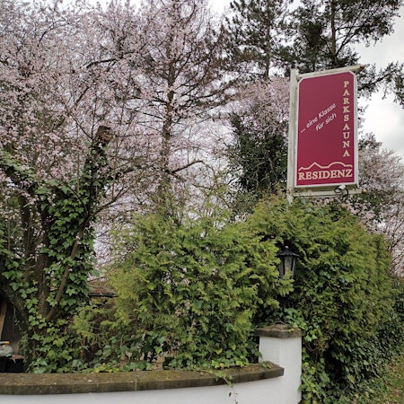 An der Centaurus-Residenz hängt noch das alte Schild der Parksauna, des früheren Bordells.
