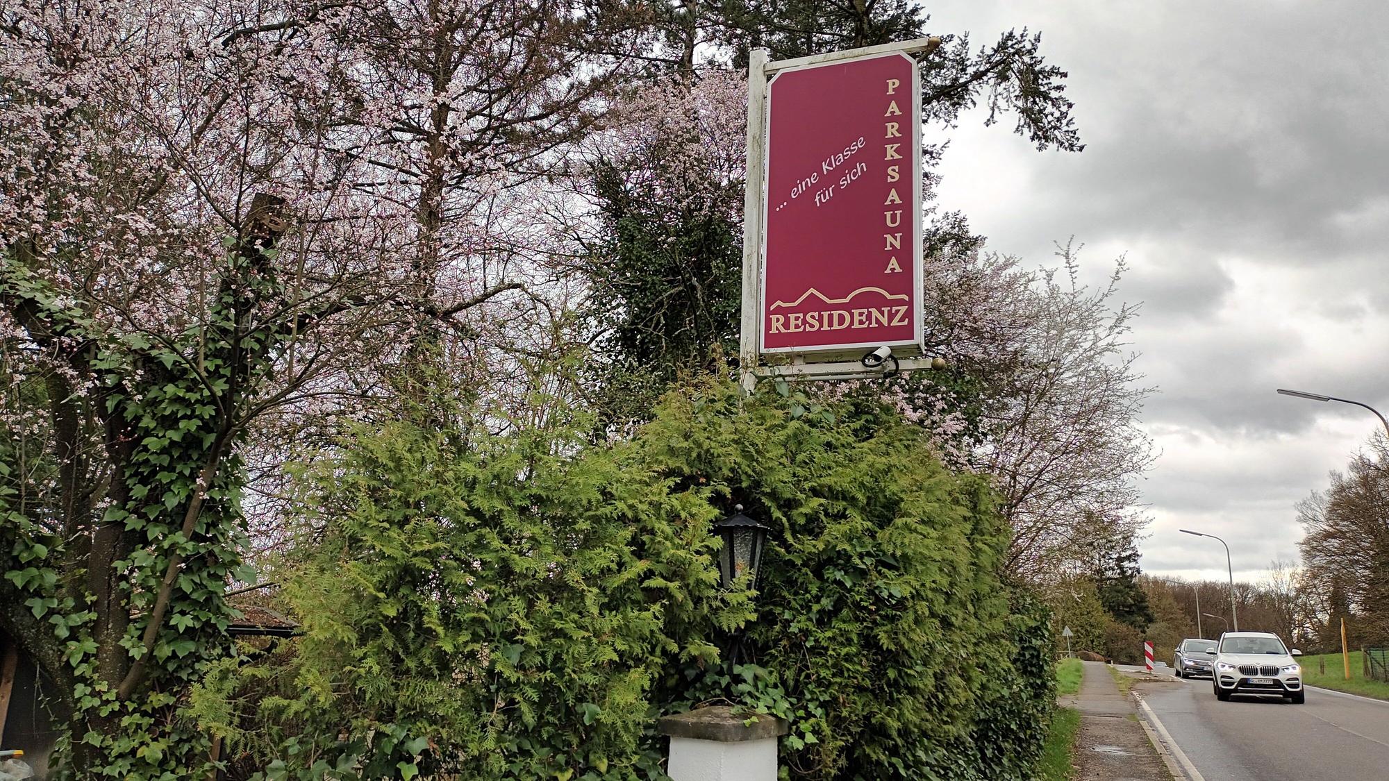 An der Centaurus-Residenz hängt noch das alte Schild der Parksauna, des früheren Bordells.