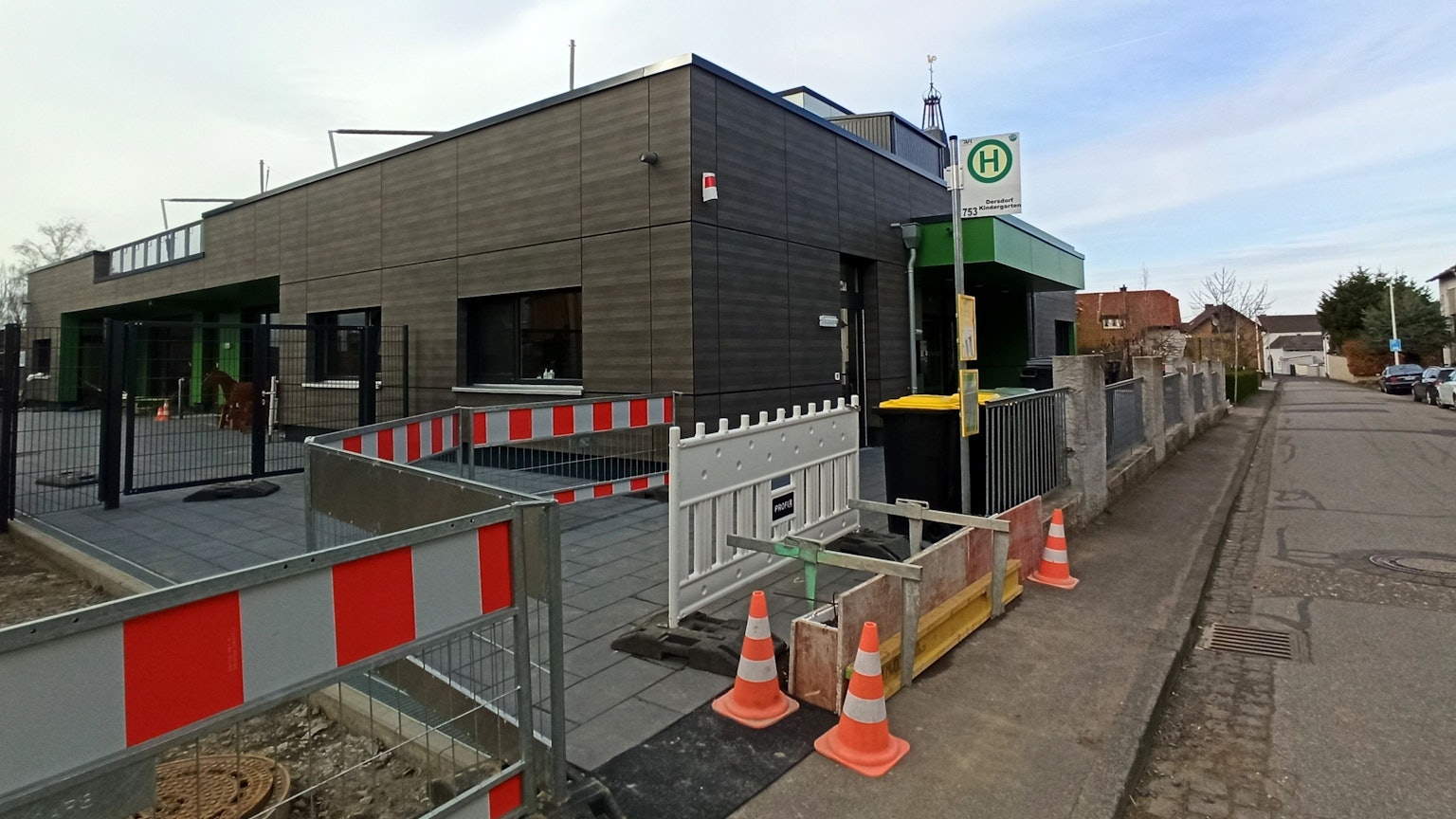 29. März 2023. Bornheim-Dersdorf. Di Erweiterung der Kita Grashüpfer an der Albertus-Magnus-Straße ist fertiggestellt. Derzeit werden noch die Außenanlagen angelegt. Foto: Frank Engel-Strebel