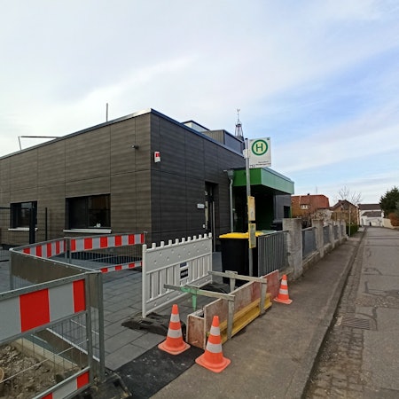 29. März 2023. Bornheim-Dersdorf. Di Erweiterung der Kita Grashüpfer an der Albertus-Magnus-Straße ist fertiggestellt. Derzeit werden noch die Außenanlagen angelegt. Foto: Frank Engel-Strebel