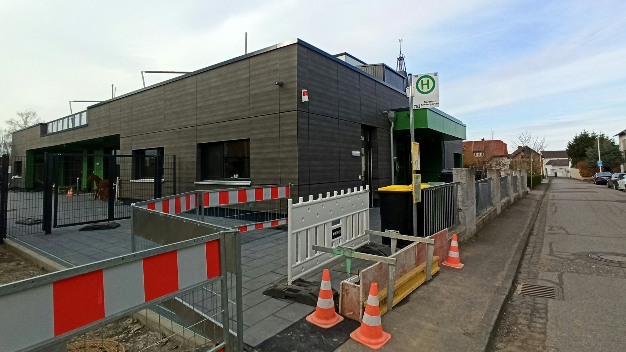 29. März 2023. Bornheim-Dersdorf. Di Erweiterung der Kita Grashüpfer an der Albertus-Magnus-Straße ist fertiggestellt. Derzeit werden noch die Außenanlagen angelegt. Foto: Frank Engel-Strebel