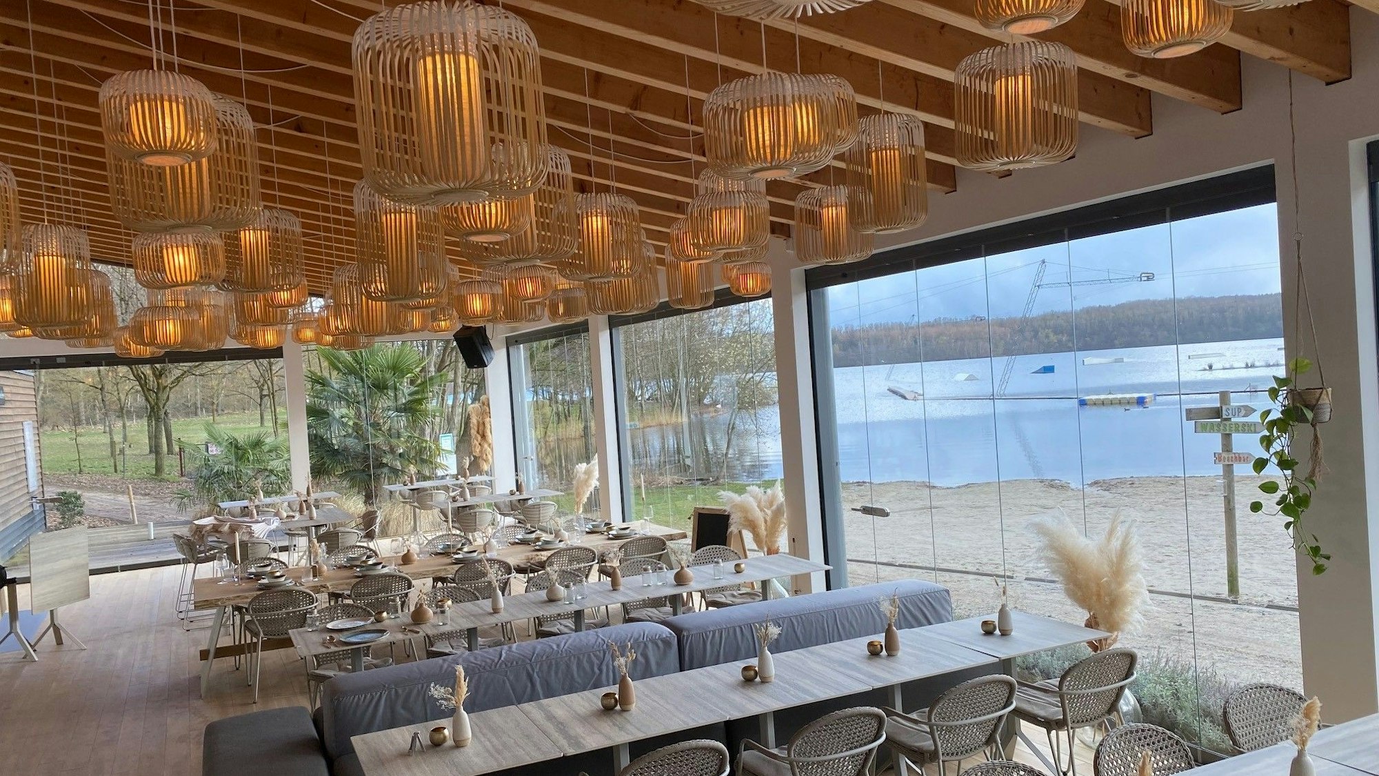 Das Restaurant „Sonnendeck“ im Beachclub-Ambiente.