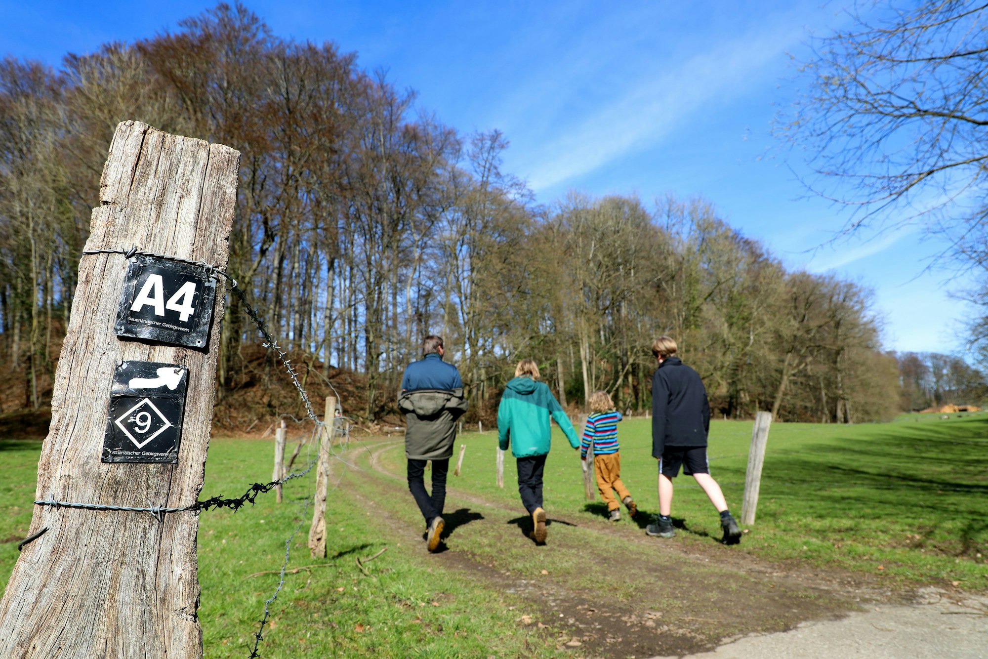 Frühlingswanderung: Zwischen Wiesen und Wäldern geht’s hinauf auf die Höhen bei Eikamp