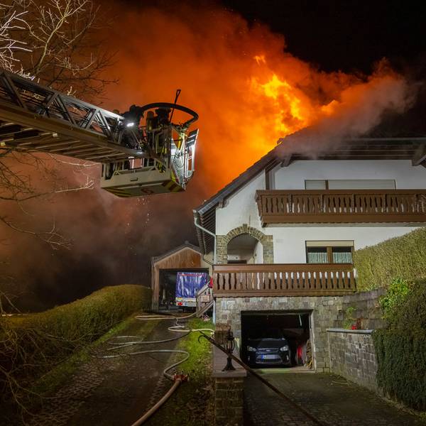 Nach der Durchzündung stand der Dachstuhl des Einfamilienhauses in Herhahn schlagartig in Flammen.